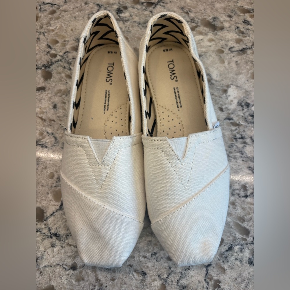 TOMS Cream Canvas Casual Slip-Ons